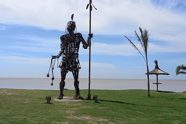 Indio Querandi en la playa El Pericon